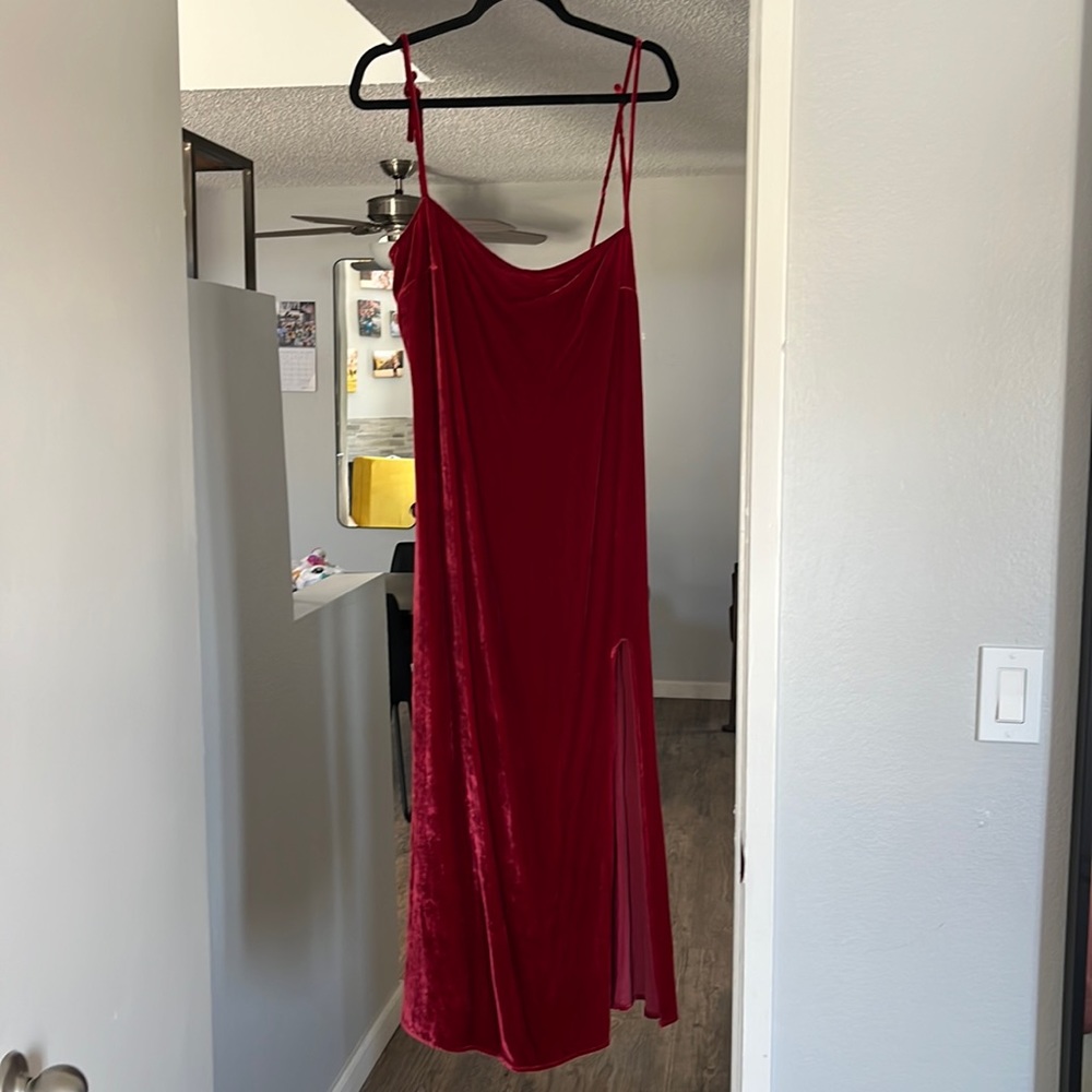 BN NEVER WORN REFORMATION VELVET RED DRESS IN SIZE LARGE